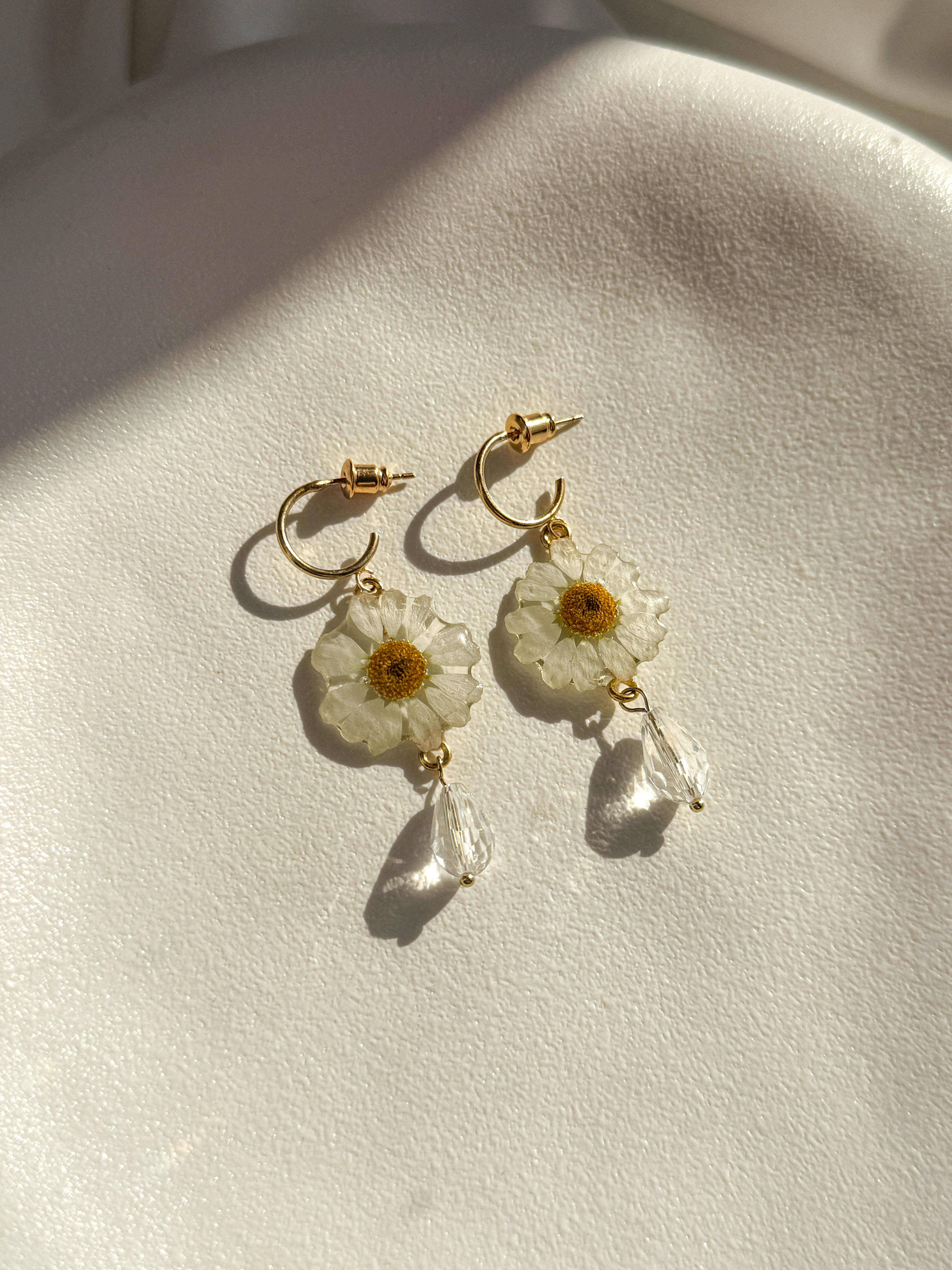 Серьги из ромашки с хрустальными бусинами