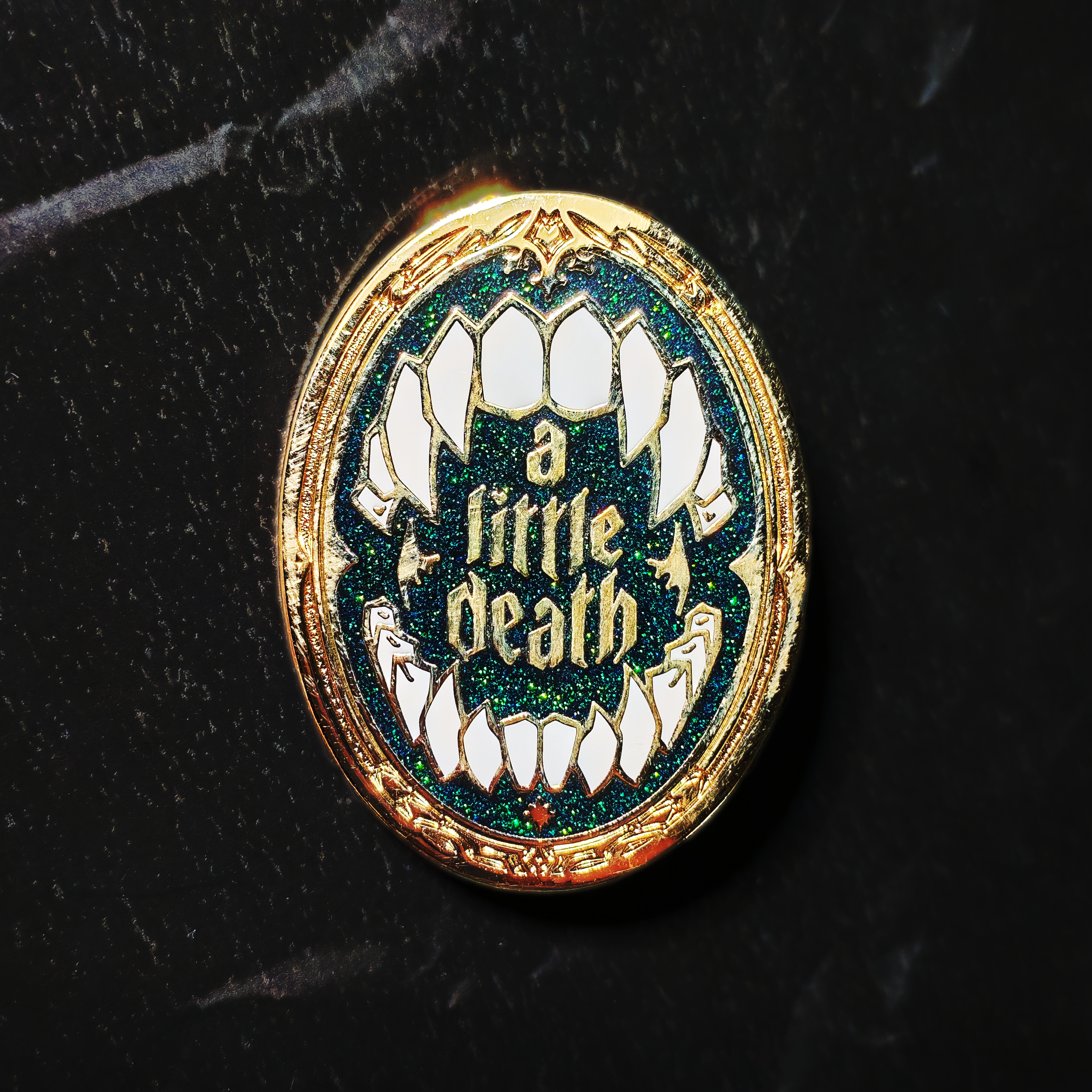 Пин "Клыки"